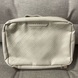 Woman’s travel makeup Cream/white Bag